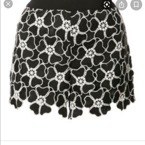 Alice And Olivia Macrame Floral Shorts - Size 0 - Picture 5 of 5